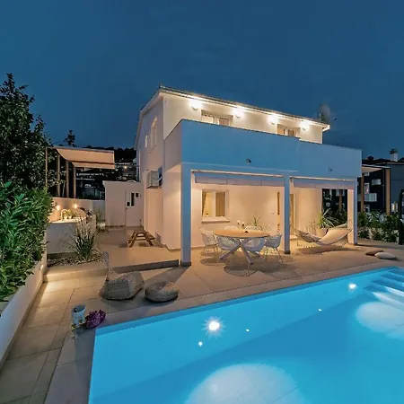 Marula - With Heated Pool مارينا