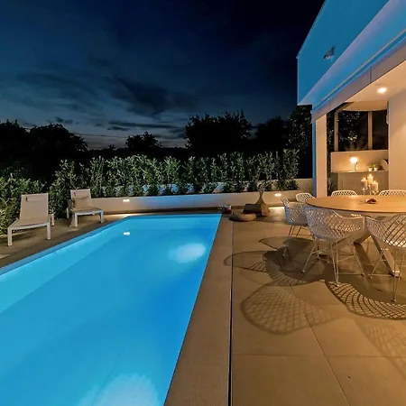 Marula - With Heated Pool بيت للعطل مارينا